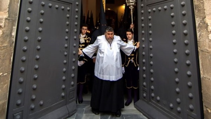 INDULTOS QUE NO ESCAPAN A LA TRADICIÓN RELIGIOSA Y SOCIAL